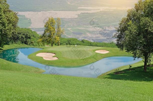 高尔夫球课程和华丽的绿色的和池塘.