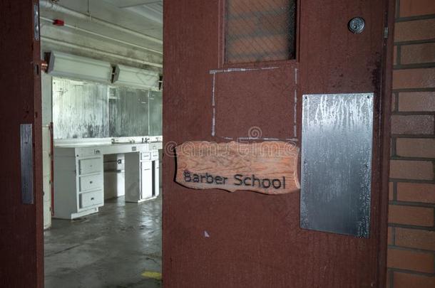 理发师学校采用被放弃的监狱