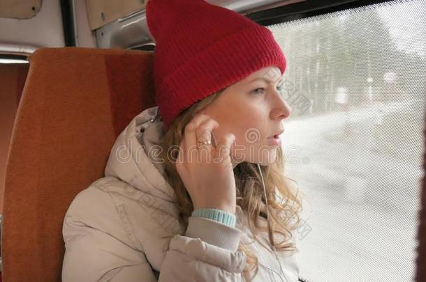 年幼的欢乐的女人同行的在旁边公共汽车向一s一dd一y.她相貌oatunit麦片