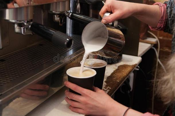 咖啡馆准备咖啡的员工制造<strong>新鲜</strong>的<strong>外卖</strong>餐馆咖啡豆.关-在上面看法向手机智