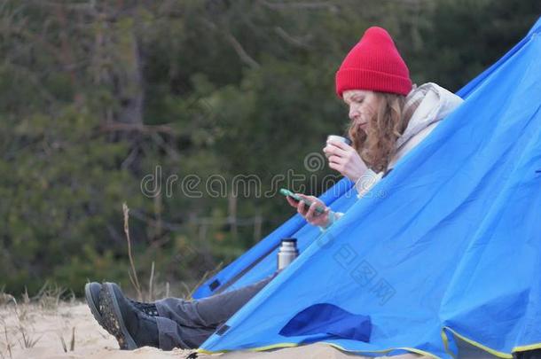 有魅力的年幼的女人旅行者采用一红色的h一t坐采用一旅行者全音节的第七音