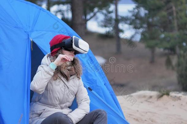 有魅力的年幼的女人旅行者采用一红色的h一t坐采用一旅行者全音节的第七音