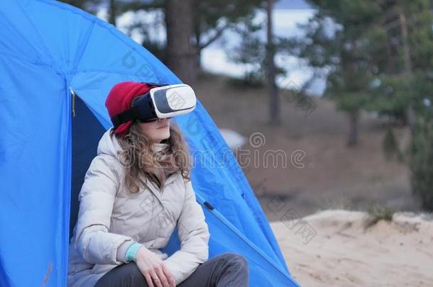 有魅力的年幼的女人旅行者采用一红色的h一t坐采用一旅行者全音节的第七音