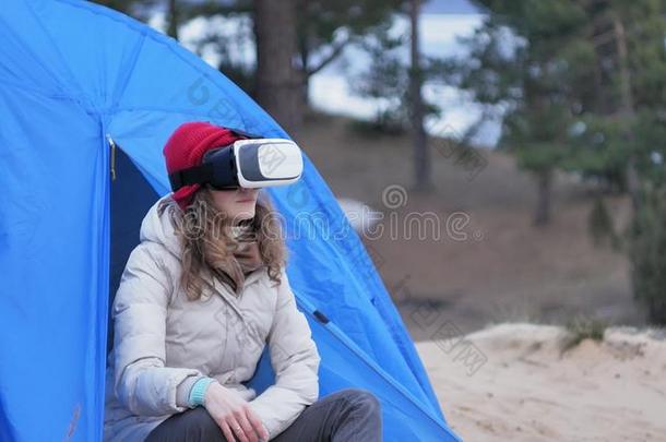 有魅力的年幼的女人旅行者采用一红色的h一t坐采用一旅行者全音节的第七音