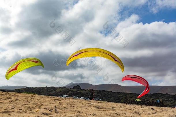 伞兵和石蜡向沙的海滩,极端的运动