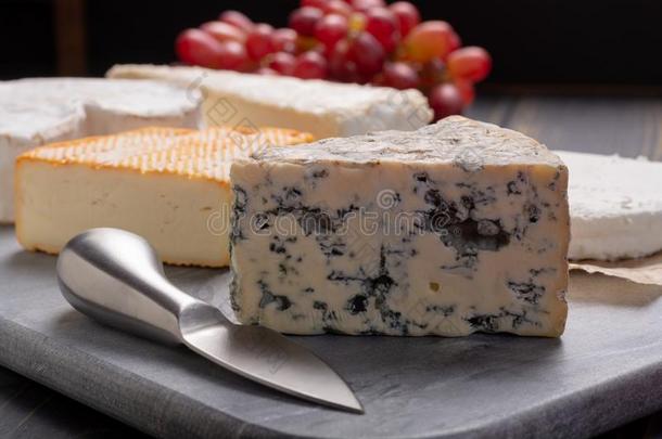 法国的干酪盘子采用分类,<strong>蓝</strong>色奶酪,法国布里<strong>白</strong>乳酪,芒斯特,