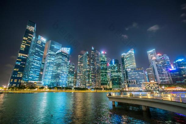 新加坡地平线在夜从小艇船坞湾