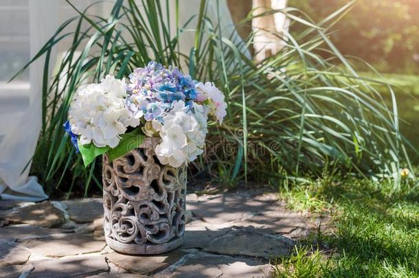 新鲜的花安排采用装饰瓶采用指已提到的人花园.装饰的布克