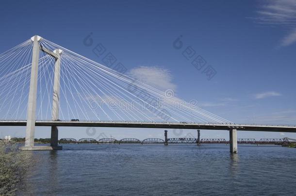 桥向哥伦比亚河,Pasco系统试验,<strong>三个</strong>船体并列的游艇-城市
