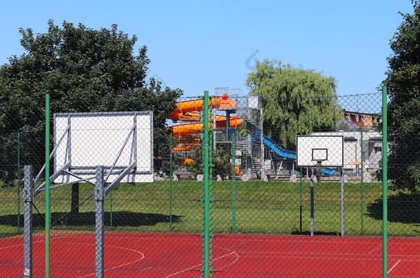现代的篮球法院采用指已提到的人法院yard关于首要的学校.multiple多元
