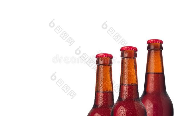 湿的寒冷的贮藏啤酒啤酒瓶子特写镜头,一半的瓶子看法,隔离的