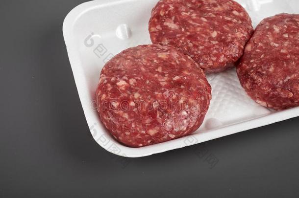 牛肉汉堡包采用塑料制品包装向白色的背景