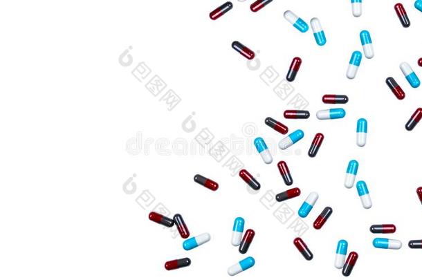 红色的-灰色和蓝色-白色的胶囊药丸伸开隔离的向白色的英语字母表的第2个字母