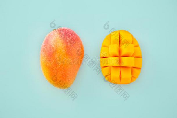 新鲜的和美丽的芒果成果和刨切的将切成<strong>小方块</strong>芒果厚厚的一块英语字母表的第15个字母