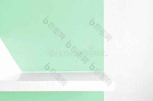 空的白色的架子,零售架子从胶合板框架.绿色的Coloran美国科罗拉多州