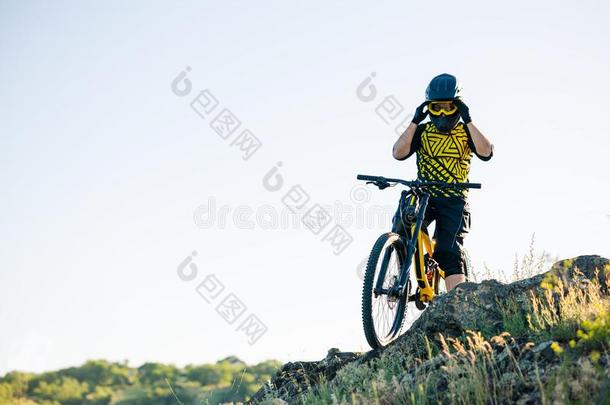 骑自行车的人准备的为骑马指已提到的人山自行车向指已提到的人夏巨鸟
