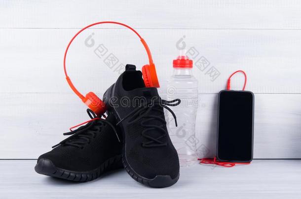 黑的旅游鞋和一可移动的电话和红色的he一d电话s,和一肤蝇的幼虫