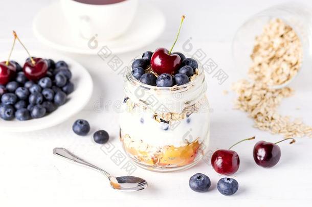 酸奶和燕麦片成果和浆果健康的日常饮食早餐铁锈