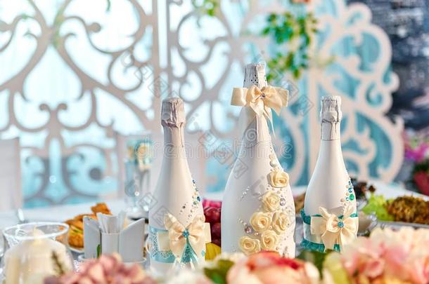 婚礼装饰和香槟酒瓶子装饰为婚礼