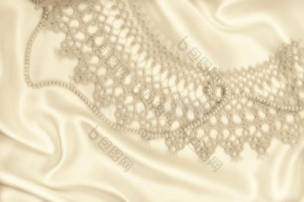 光滑的优美的金色的丝或缎和珍珠和蕾丝同样地韦德