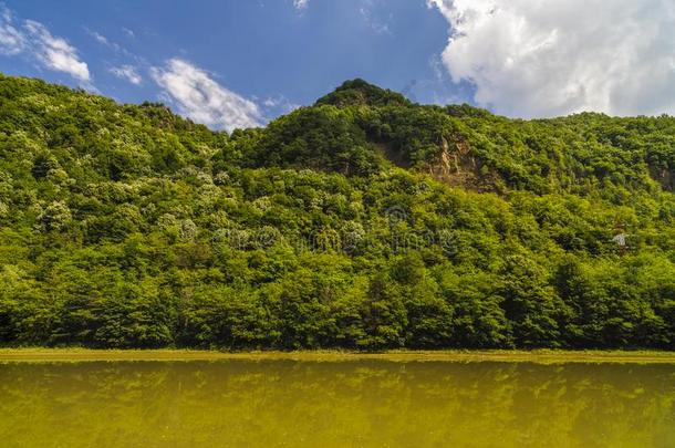 风景和occipito-laevatransverse<strong>横向</strong>左枕骨河采用罗马尼亚被环绕着的在旁边森林和亩