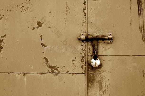 老的挂锁向金属<strong>门</strong>采用棕色的颜色.