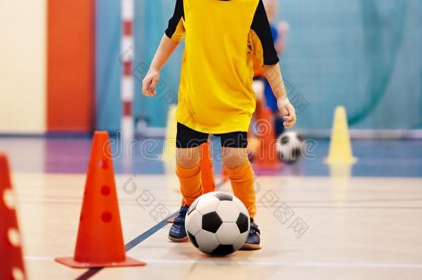 足球五人制的足球比赛室内足球训练为孩子们.足球训练漏泄