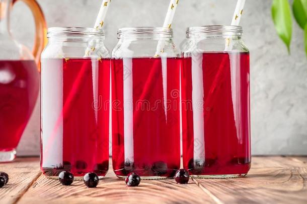 饮料煮熟的糖渍水果关于红色的浆果黑的小葡萄干樱桃蓝莓