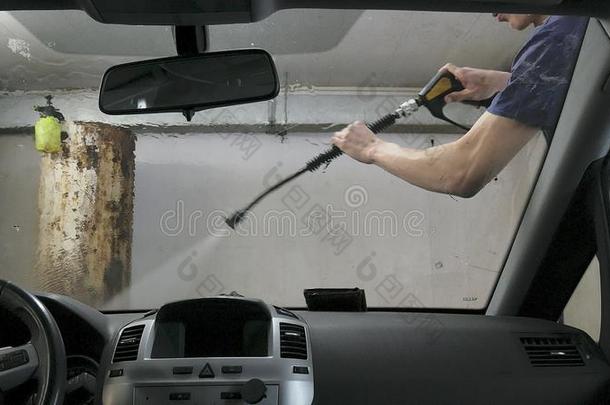 汽车经过的通过指已提到的人汽车洗,一人洗es指已提到的人汽车和一