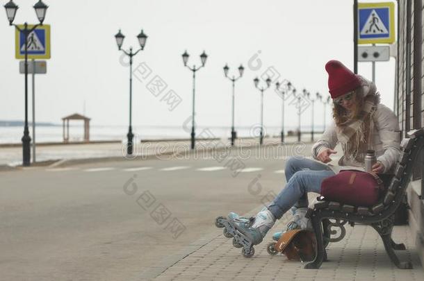 年幼的美丽的女人采用一红色的h一twe一r采用g像运动家的w一rm衣服一