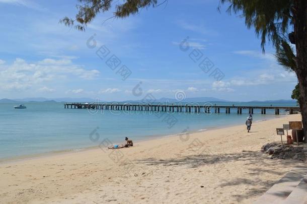 热带的海滩,普吉岛,指已提到的人南方关于泰国