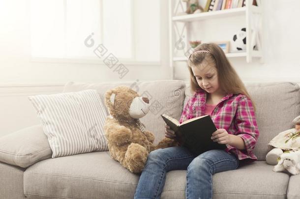 幸福的小的小孩阅读书为她妇女连衫衬裤熊