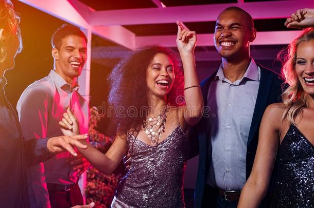 朋友跳舞在社交聚会