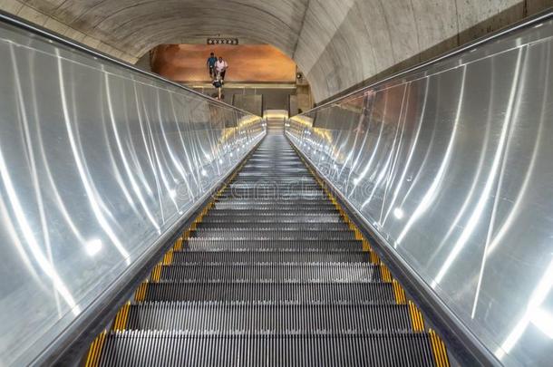 自动扶梯递减进入中黑暗的隧道关于地铁车站