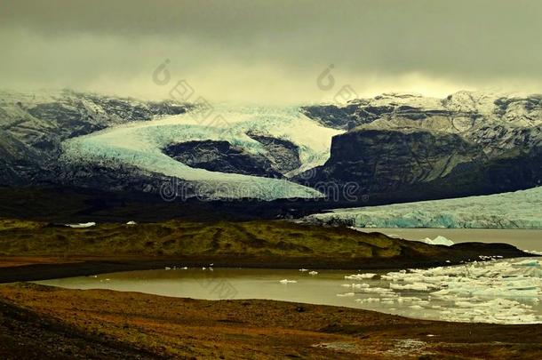 指已提到的人大的冰岛的冰河风景