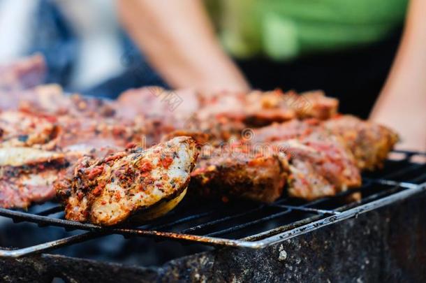 barbecue吃烤烧肉的野餐烤猪肉肉和草香料向指已提到的人热的<strong>木炭</strong>烧烤