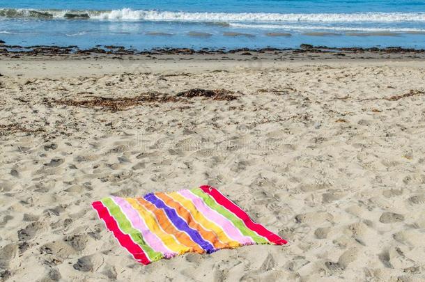 有条纹的海滩毛巾向一空的海滩