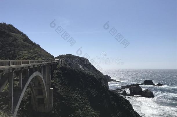 多岩石的小湾桥向和平的海岸公路