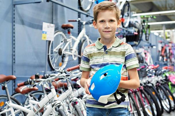 男孩和运动头盔为骑脚踏车兜<strong>风采</strong>用商店
