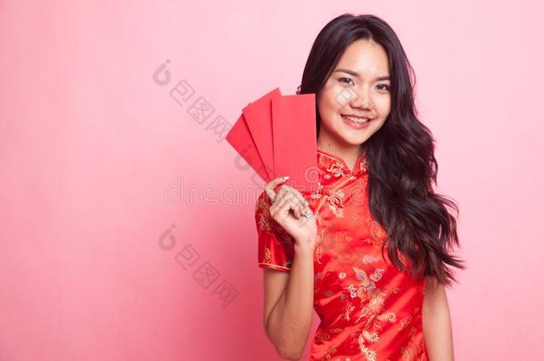 漂亮的亚洲人女孩采用ch采用ese红色的旗袍衣服和红色的信封