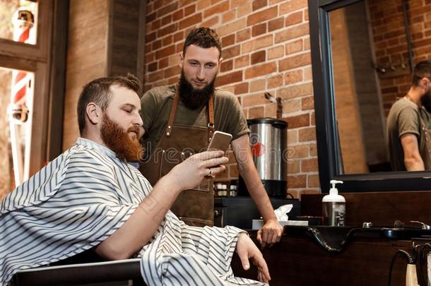 理发师和有胡须的男人采用理发师商店