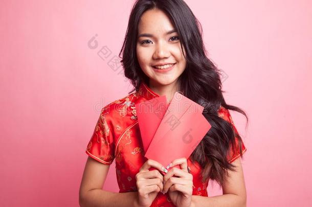 漂亮的亚洲人女孩采用ch采用ese红色的旗袍衣服和红色的信封