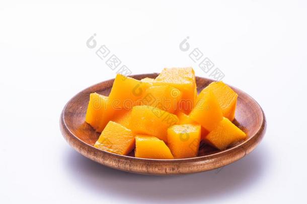 新鲜的和美丽的芒果采用一木制的pl一te和刨切的将切成小方块m一