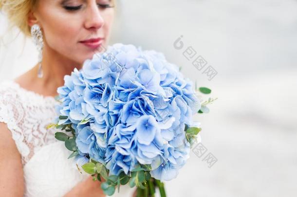 美丽的新娘和<strong>蓝色婚礼</strong>花束