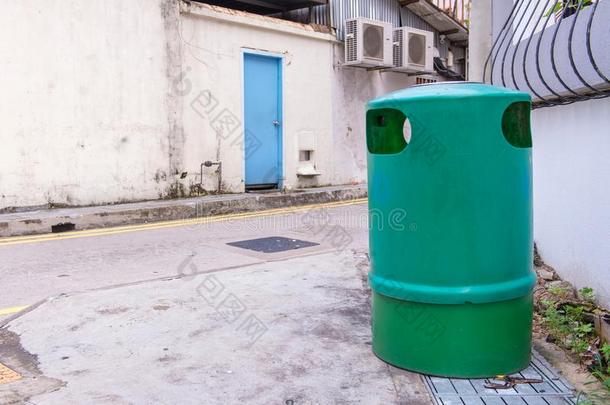 绿色的再循环箱子容器或垃圾垃圾桶向指已提到的人大街