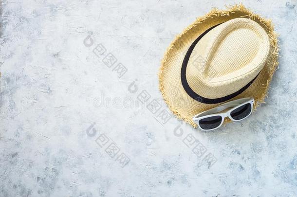 稻草帽子和太阳镜