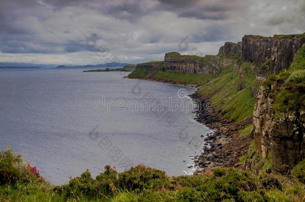风景优美的悬崖在近处苏格兰褶裥短裙岩石向指已提到的人特罗特尼什半岛半岛,岛