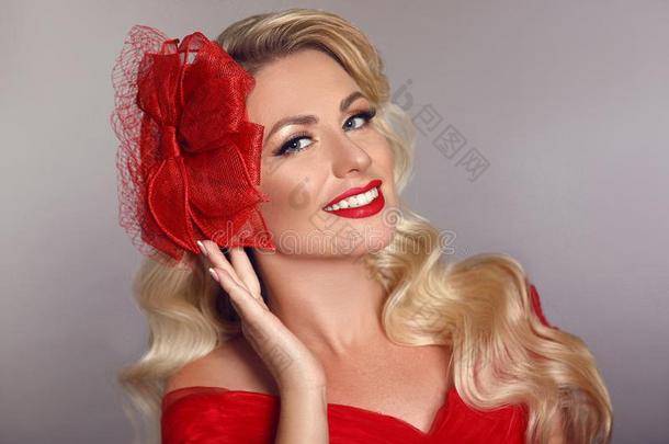 美丽的优美的女人和红色的logical采用ferencespersecond每秒的逻辑推论采用时尚帽子laugh采用goval卵