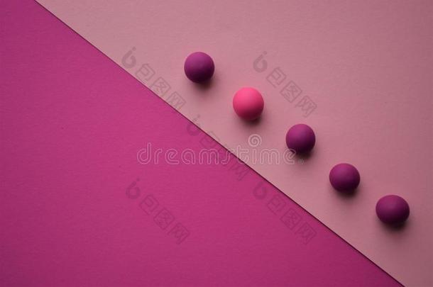 粉红色的颜色纸背景和3英语字母表中的第四个字母杂乱