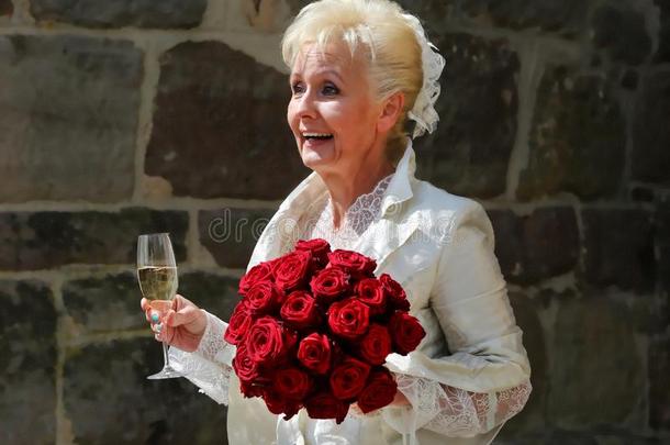 幸福的新娘欢迎她婚礼客人后的指已提到的人婚礼Cereme？